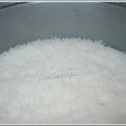 Le riz cuisiné à la Réunionnaise La différence de cuisson, avec la façon de faire en Métropole, est qu'au lieu de faire bouillir de l'eau salée et plonger le riz dedans, et laisser cuire, puis jeter l'eau, on lave à l'eau froide...