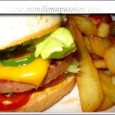 En hommage au Burger Day A force de voir des Burgers de partout, ça m'a donné envie! Je n'ai pas eu le temps de faire les petits pains, du coup, ce midi, j'ai dépêché mon homme chez Champion pour en acheter, ainsi que des frites, les rustiques de Mc Cain!