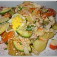 Salade de pommes de terre de lendemain de Saint-Valentin La petite recette du jour est une salade de pommes de terre, née du "left over" de la raclette de Saint-Valentin, d'hier soir! Ce n'est pas un menu très original pour l'occasion!
Mais voilà, on a passé une nuit blanche, la veille, avec notre poucinette qui nous a fait un petit 40°C toute la nuit ou presque. Du coup, je peux vous dire, qu'hier, le courage de cuisiner n'y était pas.