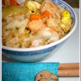 Riz Cantonais Réunionnais Le riz cantonnais, je pense pouvoir dire que tout le monde sait ce que c'est, n'est-ce pas. A la Réunion, on y met des crevettes, des carottes et des œufs en plus. J'ai remarqué que les œufs n'étaient pas systématiques, ici, en Métropole.