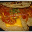 Alors, ce soir, en réalisant la galette, selon la recette de Débo, j'ai préparé des galettes traditionnelles, avec fromage jambon blanc de volaille, pour moi, et oeuf et puis, comme il me restait un peu de rougail saucisses de canard, j'ai eu la curiosité d'essayer!
