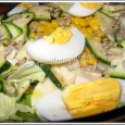 Salade composée Une salade délicieuse et inattendue, bienvenue après la soirée de Chandeleur d'hier. J'aime mettre des petites graines dans mes salades, quand j'en ai, je remplace les graines de tournesol par des graines de sésame grillées. J'adore ça! Ce petit côté craquant sous la dent!