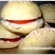 Buns au poulet et tomate Hier soir, nous avions un petit apéritif dinatoire avec nos voisins, de l'appartement du bas. J'ai eu envie de préparer des petites choses facile à manger mais qui soient quand même un peu plus saines à manger que les éternelles chips et pistaches, que j'adore, hein!