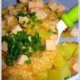 Purée de carotte, courgette, coeur de palmier, dés de poulet sur lit de pommes de terre A partir de 12 mois.
Ce fut le repas de midi de ma pitchoune, elle a trié tous les dés de poulet pour les manger et consciencieusement laissé tout le reste, la coquine! A partir de 6 mois sans les cœurs de palmier et mixée.
J'ai dû remixer avec les pommes de terre pour qu'elle accepte de manger. Elle était dans un jour, pas de morceaux maman, en dehors de la viande, bien sûr!