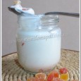 Ce sont mes yaourts de la semaine, eh oui, je n'achète plus que des yaourts au lait entier pour en faire moi même, maintenant. Jusque-là, je n'utilisais ma yaourtière que lorsque j'arrivais à bout de mes yaourts aux fruits industriels.
Cette fois-ci, j'ai décidé d'essayer avec de la papaye, et le résultat est assez sympathique.
La semaine dernière, j'avais essayé avec des fraises fraîches, mais pas eu le temps de les photographier, mes frères étant de passage pour le w-e, on les a tous passés.
