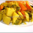 Cari de légumes Un petit cari de légumes improvisé, servi avec un riz à la tomate et aux épices (recette à venir). Ce ne sont pas tout à fait les légumes que je cuisine en cari d'habitude, mais là, j'ai utilisé les quelques légumes qu'il me restait.