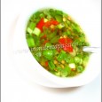 Sauce piments aux oignons verts Dans mon panier bio de la semaine, j'ai eu un gros paquet d'oignons verts (oignons nouveaux/ciboule). J'ai choisi d'en utiliser pour réaliser cette petite sauce qui accompagne très bien un riz cantonnais, des recettes réunionnaises et chinoises.