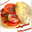 Mi Bagna, mi Hamburger… Ce midi, toute seule à la maison, mon homme au travail, ma fille à la garderie, pas vraiment envie de faire cuire à manger. Le petit pain au pavot et huile d'olive de la veille se prêtait bien à cet exercice.