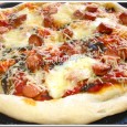 Pizza aux épinards et sauce tomate Cette fois-ci, j'ai utilisé la recette de la pâte à pain à l'olive de Richard Bertinet. Ça donne une pâte vraiment sympa!