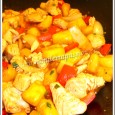 Sauté de poulet à l’ananas Un sauté de poulet qui fait sensation, on peut le décliner avec de la viande porc ou de dinde. Pour l'utilisation des poivrons, l'idéal est d'avoir un poivron vert et un rouge, mais je n'avais qu'un rouge sous la main.