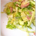 Dans mon panier bio, il y a quelques semaines, j'ai eu un petit chou vert, je me demandais ce que je pourrais bien en faire et puis cette petite salade s'est présentée à moi comme une évidence. Une petite salade fraîcheur pour appeler l'été, que le soleil ne nous abandonne pas. Le chou vert se prête mieux que le chou blanc à ce genre de salade, car il est plus tendre.
Pour ce qui est du saucisson 100% volaille, je le trouve dans certains rayons Hallal de supermarché.