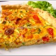 C'est une quiche que je réalise assez souvent surtout en été, on peut la décliner à l'infini, courgette/tomate, courgette, aubergine, avec du thon, ... La base reste la même!
Je vous donnerai aussi la recette de la pâte à tarte utilisée, sans œuf comme à chaque fois. Cette fois-ci, j'ai utilisé des graines de sésame dans la pâte, histoire d'accentuer son côté craquant/croquant  ;-)