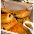 Pains au chocolat/chocolatines maison Cela faisait quelques temps que je rêvais de réaliser moi-même des viennoiseries de A à Z, d'autant que j'avais fait l'acquisition, il y a quelques temps d'une boîte de chocolat en bâtons de boulanger. Alors une petite recherche sur internet et je suis tombée sur la recette de Beapkoi de Yum Yum chocolate qui s'est aidé d'une recette de Pierre Hermé. Aussitôt dit aussi fait!
J'ai suivi sa recette, je vous la remets donc telle quelle, avec une petite différence tout de même, j'ai laissé la pâte feuilleté reposer tout une nuit avant de l'utiliser ;-)