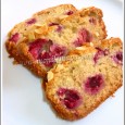 Une petite recette avant de partir pour le w-e, en famille dans le Cher, je vous propose un très joli cake aux framboises. Je l'ai emprunté à Sophie Dudemaine, j'ai totalement revue sa recette, il n'y a plus grand chose d'origine  ;-)