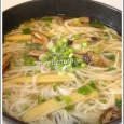 Soupe chinoise Pas d'inspiration ce midi après l'apéro plutôt copieux offert, hier soir, à mes invités. Alors, petite soupe improvisée avec le vent frais qui souffle au dehors, ça m'fout le bourdon de savoir qu'on se rapproche de la fin de l'été. Holàlà, dur, dur!