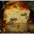Alors, à défaut de recette personnelle, je vous proposerai, ces prochains jours, quelques réalisations de ma belle-mère, à l'occasion de son anniversaire.
Aujourd'hui, ce sera donc un cake sucré-salé, moelleux et vraiment sympathique.