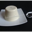 Lors de mon dernier passage à Genève, je me suis arrêtée chez "Migros", je fais toujours le tour des rayons, voir ce qu'on ne trouve pas en France. Je tombe sur des boîtes de préparation pour Panna cotta, j'en prends une pour tester, cette panna cotta est donc le résultat de mon achat suisse. J'ai simplement fait infuser 1/4 de fève Tonka dans le mélange lait entier et crème entière. La prochaine fois, j'essayerai la Panna Cotta de A à Z mais avec de l'agar-agar.