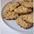 Cookies au chocolat Petite recette de cookies, d'après la recette de Pierre Hermé, que j'ai quelque peu modifiée, aberrant la quantité de sucre de sa recette. Elle peut encore être réduite, Mamina m'avait dit qu'il pouvait y avoir, parfois, des aberrations dans ce livre, quand on s'est rencontré à Bourges, je confirme, lol! Mais sinon, dans l'ensemble ce livre est super!