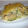 Gratin de courgettes, tomates et champignons J'adore les gratins de courgettes, en général, quand j'en fais, je n'ajoute aucun autre légume, cependant j'ai eu envie de varier les plaisirs pour cette recette. Pour la béchamel, j'ai pour habitude de l'alléger en faisant moitié lait, moitié eau...