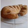 Pain semi-complet aux graines de lin 1# Il n'a pas une très bonne tête ce pain, mais ce qu'il peut-être bon, encore plus lorsqu'il est chaud! Le procédé de cuisson est le même que pour mes pains précédents, en cocotte, ça me convient très bien vu que mon four à gaz ne donne pas un rendu extra.