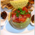 Verrine de guacamole et tomates Dans la continuité du billet de l'autre jour, voici la verrine de guacamole et tomates que j'ai servi avec les brochettes de crevettes au vinécao et sésame, dans mon assiette Tour du monde des saveurs. Avec entre autres, un pain maison aux figues, une compotée de figues moelleuses et du foie gras de canard.