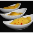 Salade sucrée-pimentée de mangue Ma mère réalisait cette recette de temps en temps, à la maison, dans mon enfance. Je mangeais déjà du piment alors, vous pouvez également ne pas en mettre, ou en diminuer les quantités. Tout est possible!
