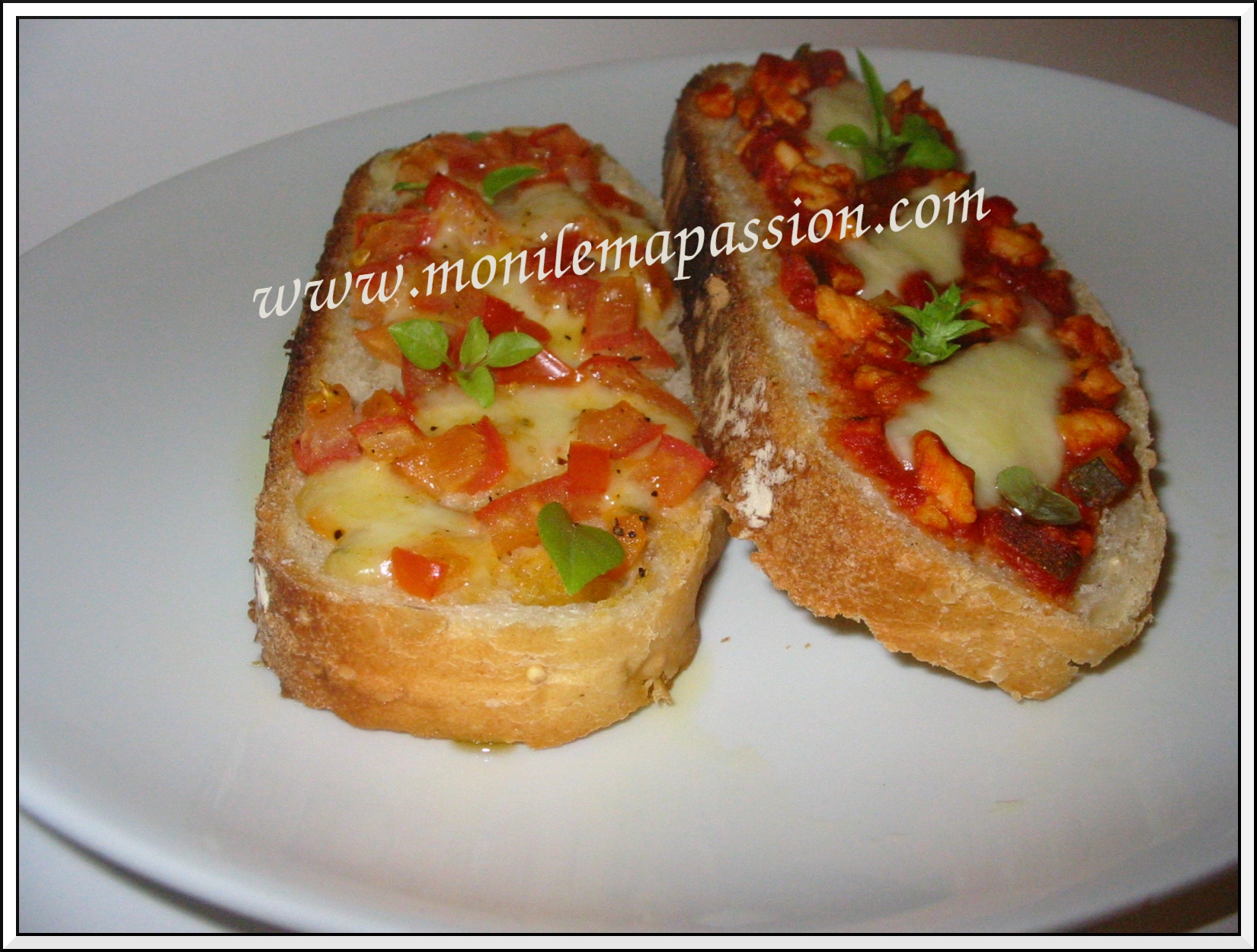 Du pain maison à utiliser, une envie de tartine façon bruschetta et voilà le tour est joué! Un reste de sauce tomate au poulet et courgette, une boule de mozzarella, quelques feuilles de basilic citron… Ingrédients pain à l’huile d’olive:...