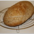 Réédition du pain semi-complet aux graines de lin réalisé il y a quelques temps déjà. Il avait une tête un peu bizarre entre le crabe, le poisson et le croissant, vraiment bizarre. L'ayant réalisé de nouveau pour notre plus grand bonheur, voilà une nouvelle forme! 