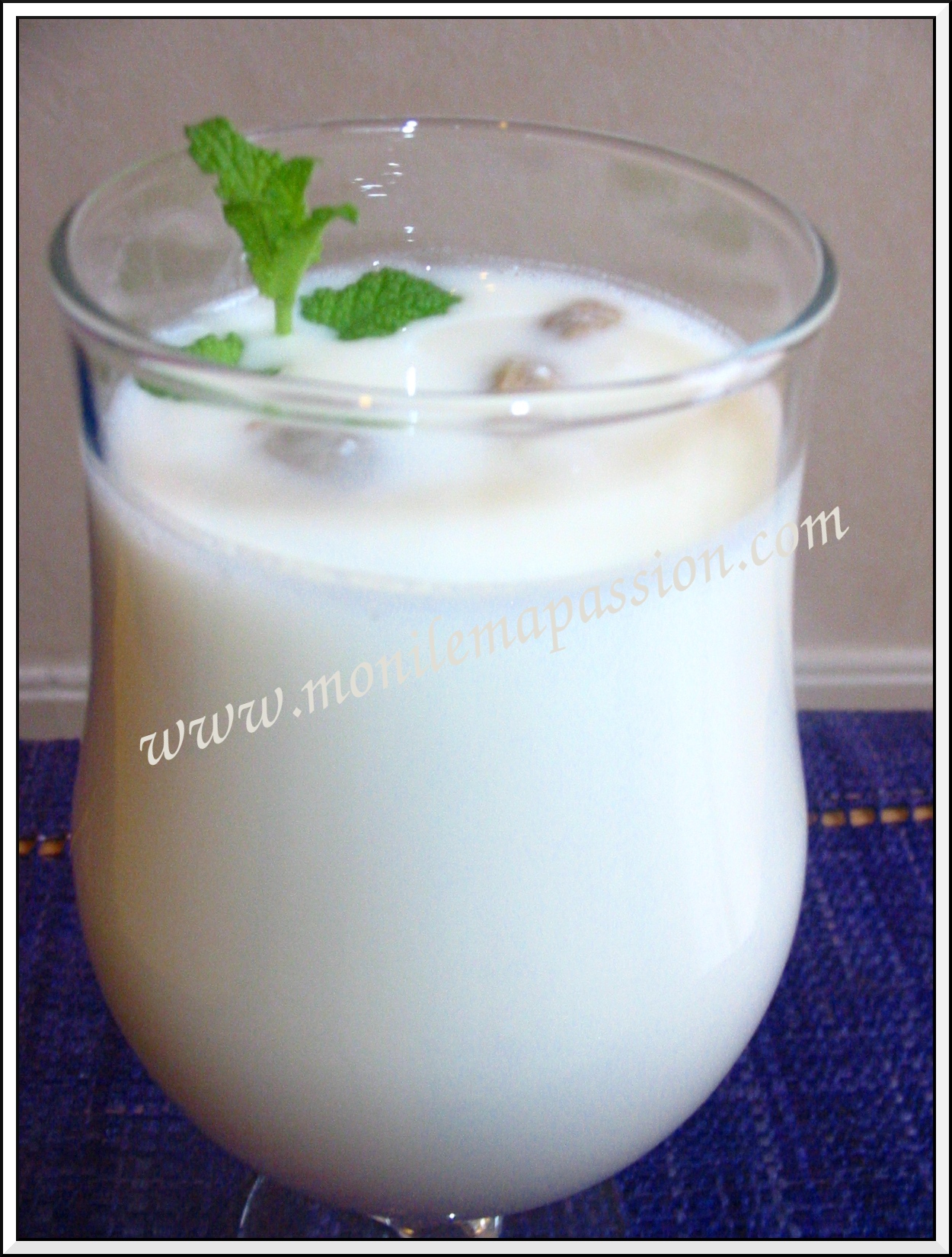 Lassi sucré ayurvédique Le lassi, si vous fréquentez les restaurants indiens, vous en avez peut-être déjà bu! Là où je vis il y a un restaurant, qui sert de la nourriture de la région de Goa en Inde, qui en sert un fameux...