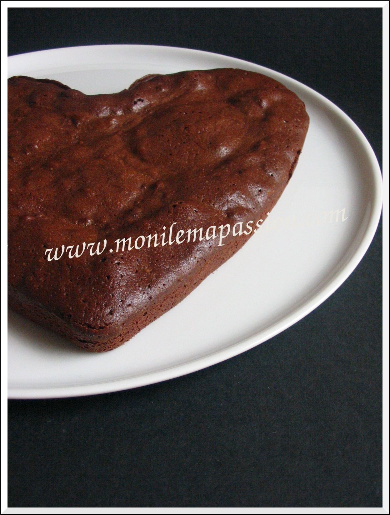 Brownie chocolat aux pignons de pin Aujourd’hui dimanche, je me devais de vous mettre une recette de dessert, alors ce petit fondant au chocolat s’imposait à moi comme une évidence! Par contre pas de noisette, ni de noix de pécan, je me suis donc rabattue sur...