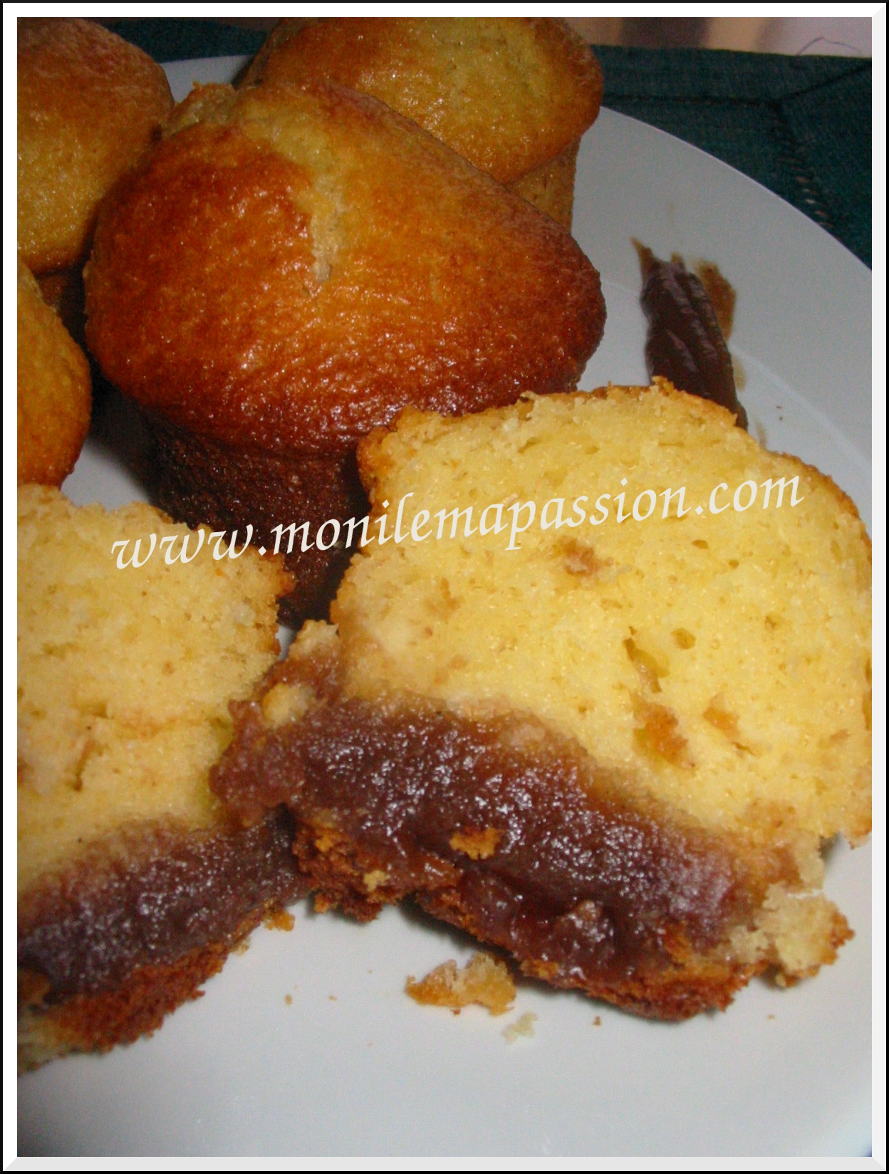 Bouchées moelleuses au yaourt & crème de marrons En surfant sur le web, aujourd’hui, je suis tombée sur cette recette de moelleux, à tomber! J’ai apporté quelques petites modifications à la recette initiale d’Elise. Par contre, la prochaine fois que j’en ferai d’autres, je mettrai 1/2 pot de...