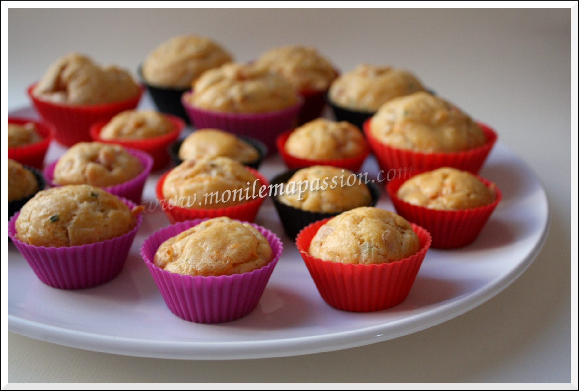 Mini cakes tomate et saucisson à l’ail de volaille Petits cakes salés qui peuvent être servis à l’apéro – façon petites bouchées ou format muffins – en entrée avec un mélange de salades vertes. J’ai trouvé ces petits moules à muffins en silicone chez Habitat, l’été dernier, un vrai...