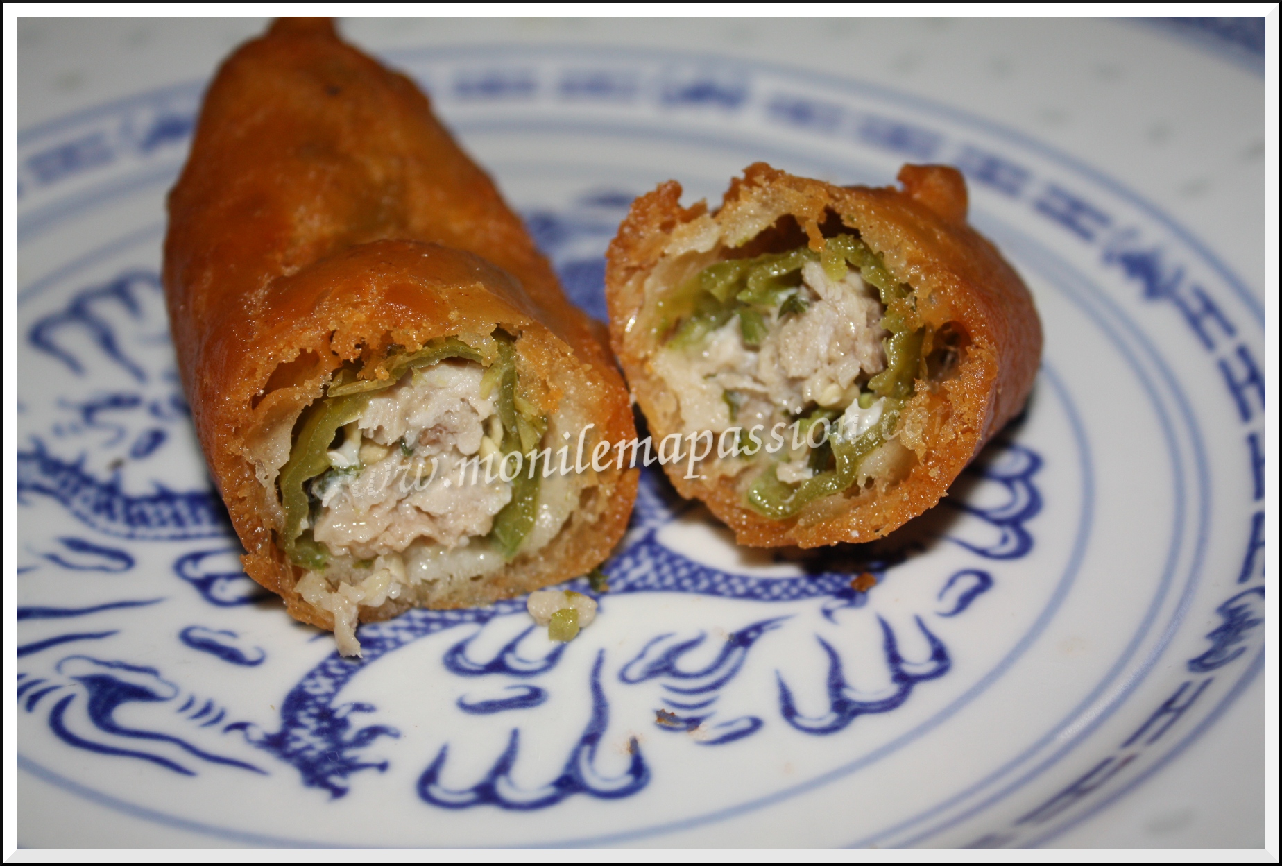 Piments farcis aux poulet Les piments farcis, un amuse-bouche incontournable, encore, on en trouve partout à la Réunion, sur les marchés, dans les snack-bars, farcis avec de la viande hachée, de la chair à saucisse ou du poisson. Je vous propose la version au...