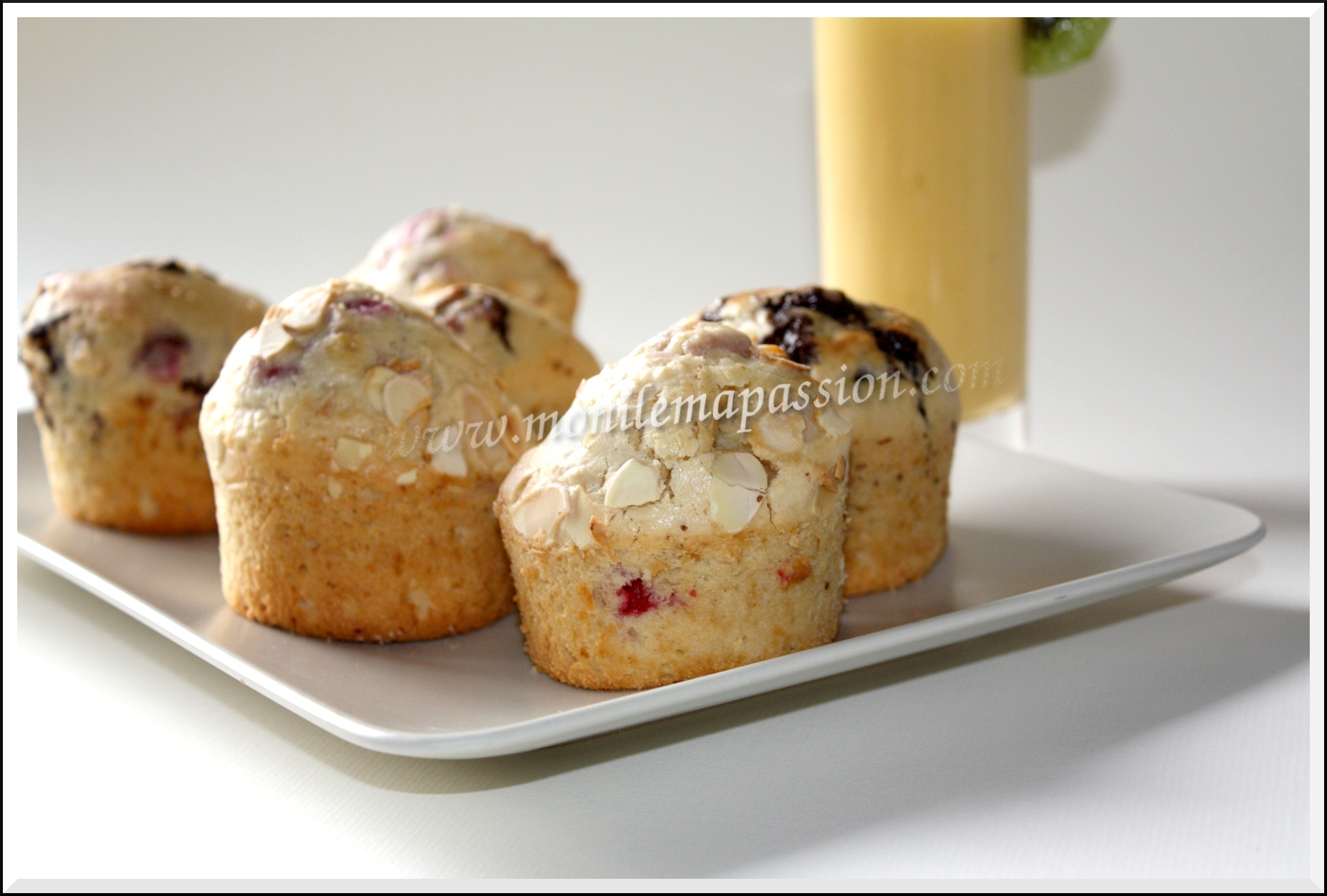 Muffins aux framboises et à la fève Tonka Pour accompagner mon lassi à la mangue, proposé hier, j’ai préparé des muffins aux framboises et fève Tonka, et dans 3 d’entres eux, j’ai ajouté des copeaux de chocolat noir à dessert pour le plaisir de mon homme et ma...