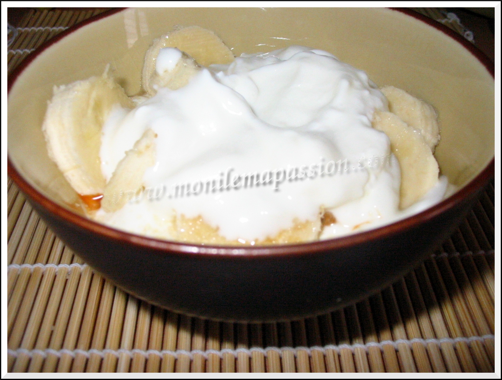 Fromage blanc à la banane Ma pitchoune de 22 mois, m’a réclamé presque toute la matinée de la banane. Comme mes bananes n’étaient pas bien mûre, je ne voulais pas lui en donner comme ça. Du coup, j’ai décidé de recycler le gros pot de...