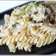 Fusilli au thon et poireaux à la crème Un plat rapide, savoureux et surtout assez vite réalisé! Mon mari a des horaires un peu bizarre en ce moment, comme, c'est moi qui lui prépare sa boîte repas, ça ne me laisse pas beaucoup de temps pour lui préparer un repas plus élaboré.