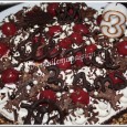 Joyeux Anniversaire Hier, lundi, c'était l'anniversaire de ma pitchoune, 3 ans, ça se fête! Je lui ai donc fait une adaptation de la forêt noire. Il se fait tard, je vous mettrai la recette demain ;-)