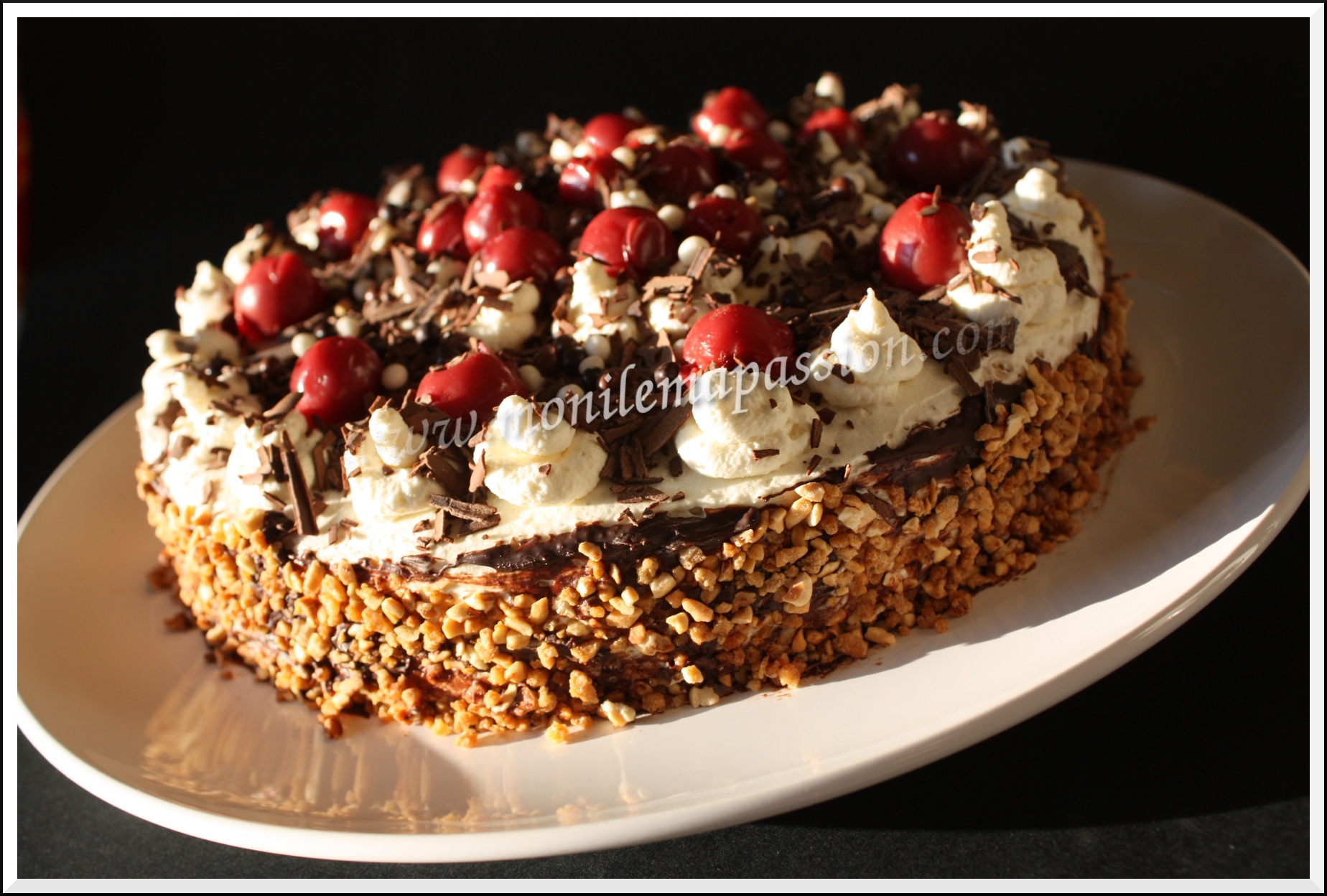 Forêt Noire ou pas Je souhaitais tester une forêt noire pour l’anniversaire de ma poucinette, je me suis donc mise à la recherche d’une recette qui me donne vraiment envie et je tombe sur la recette de génoise poids plume de Sylvie d’Amuses-bouche, mais...