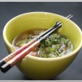 Bouillon de légumes à la chinoise Un petit bouillon très léger et très savoureux, pas de nouilles pour celui-ci, mais des champignons shitaké, du tat soi, des carottes. Je suis au régime en ce moment, ce n’est pas évident de créer des plats savoureux mais léger...