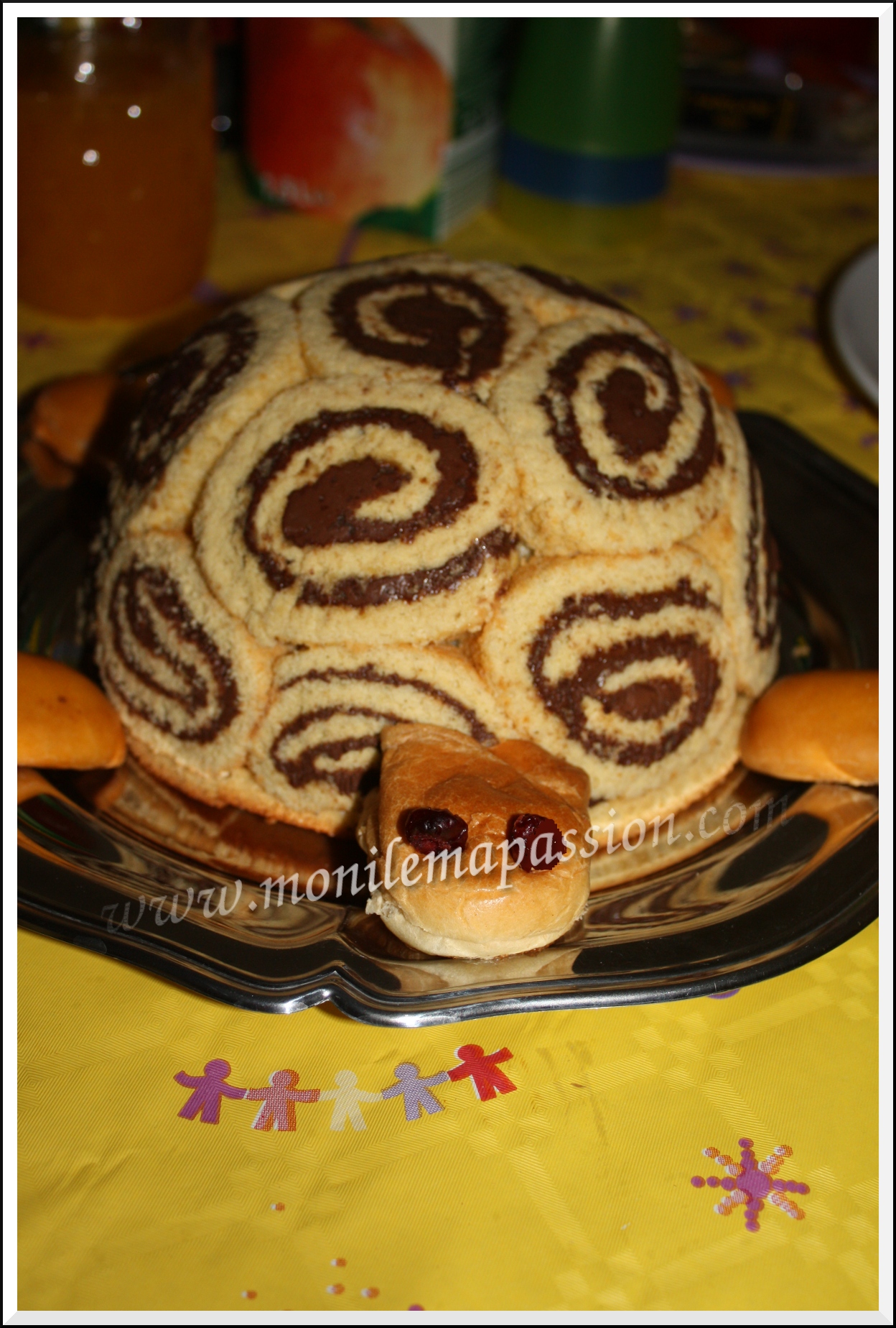 Gertrude La Tortue J’ai passé tout le week-end à cuisiner pour la petite fête d’anniversaire de ma fille, j’ai refait la forêt noire mais cette fois avec une génoise au chocolat et cette jolie tortue du blog de Sylvie d’Amuses-bouche. Sylvie l’avait réalisée...